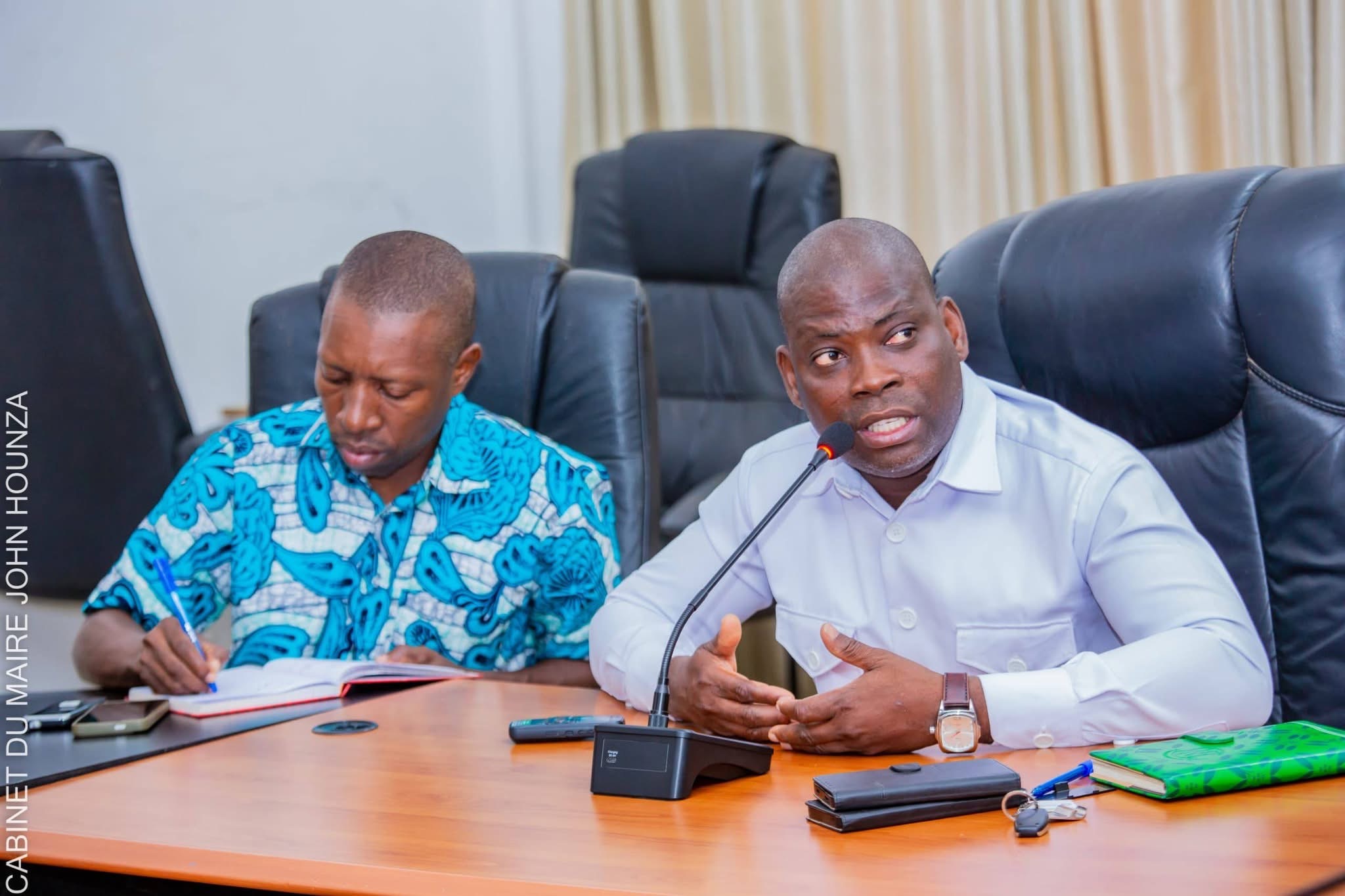 INONDATIONS ร MรDรHOUNTA : LE MAIRE JOHN HOUNZA AU CONTACT DES POPULATIONS SINISTRรES